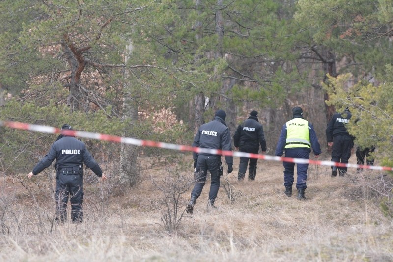 Тяло на мъж е намерено в гориста местност край Дупница.