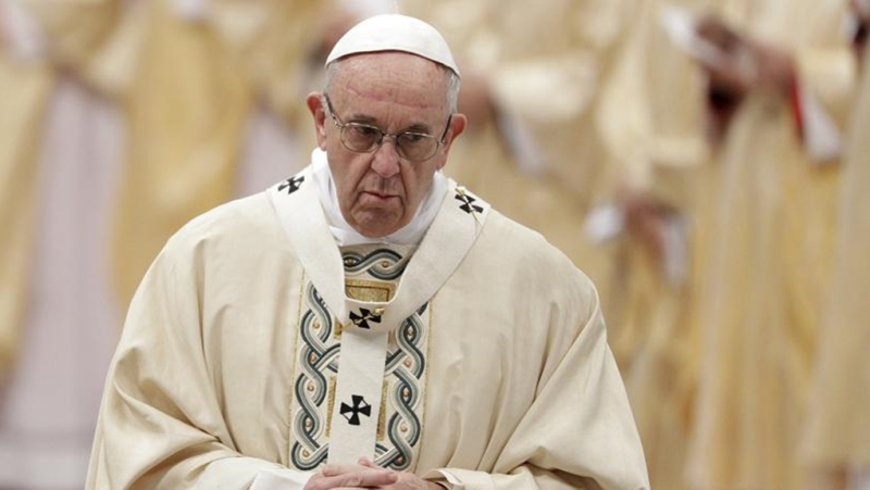 Папа Франциск се подлага на операция