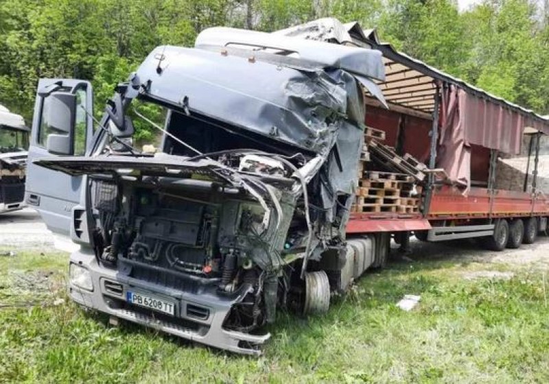 Четири камиона катастрофираха в Ришкия проход СНИМКИ