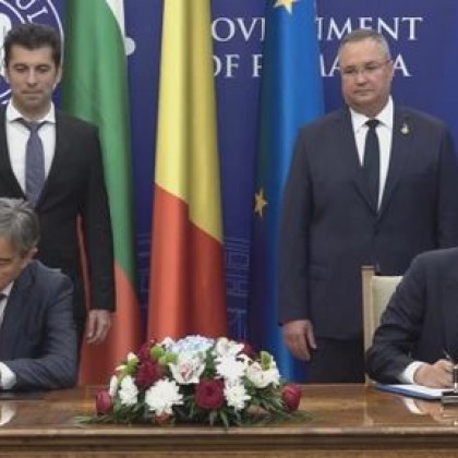 Българският министър председател Кирил Петков пристигна в Букурещ където бе посрещнат