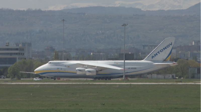 Товарят среднощно украински самолет в София! С какво?