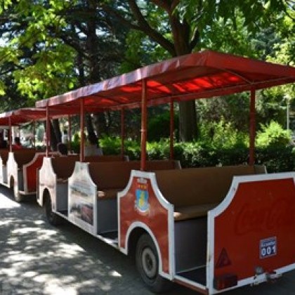 Пътуване с атракционно влакче сред новите забавления в Казанлък