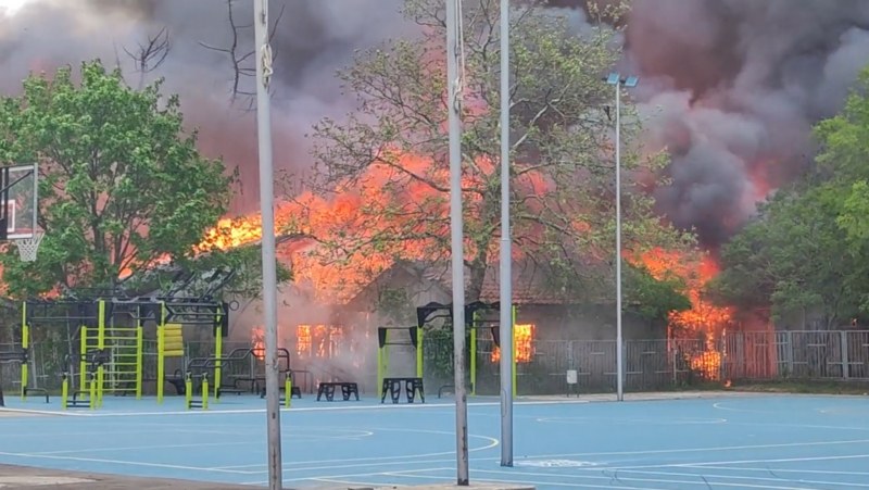 Голам пожар избухна в непосредствена близост до училище. На варненската