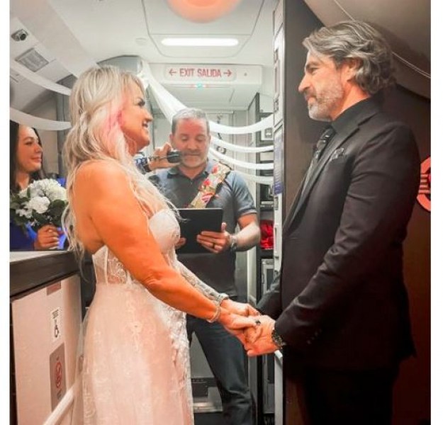 Двойка сключи брак в самолет заради отменен полет