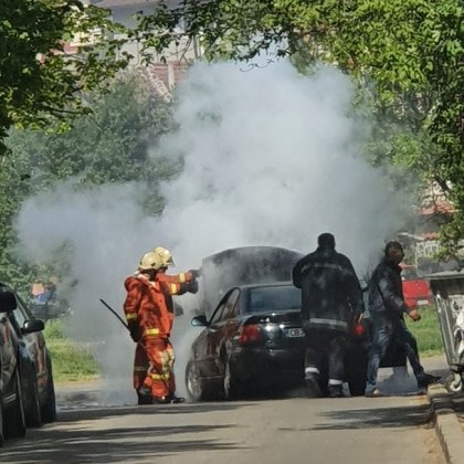 Лек автомобил горя днес в София инцидентът е станал около