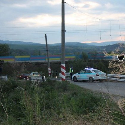 Влак помете кола, жена е пострадала