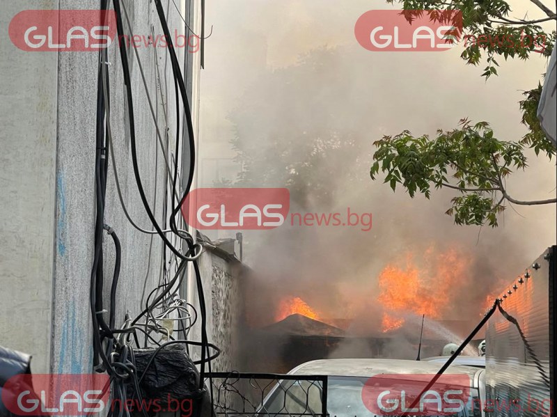 Пицария в Пловдив избухна в пламъци, гърмят бутилки с газ!  СНИМКИ