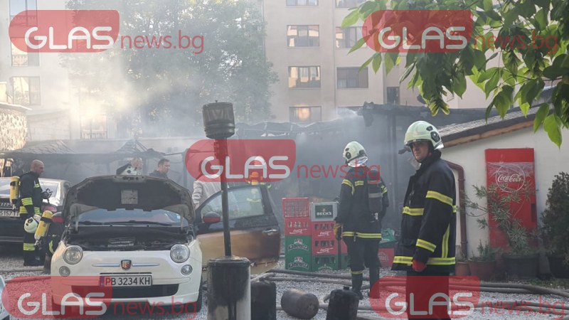 Пламъците от горящата пицария в Пловдив обхванаха и коли*  СНИМКИ