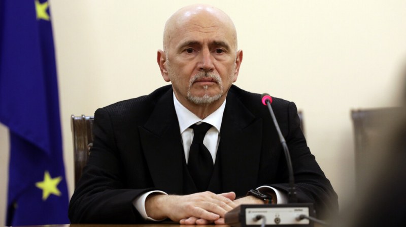 Радев е шарлатанин - преструва се на демократ, но душата му е на изток