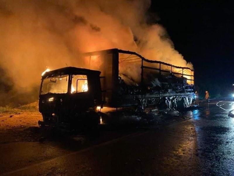 Камион е избухнал в пламъци на главен път Е-79 край