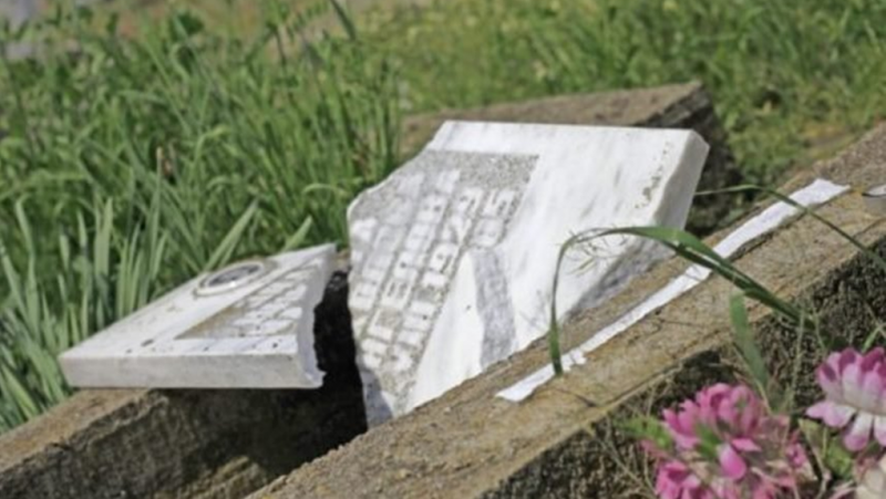 Вандали тарашат гробища в Карловско