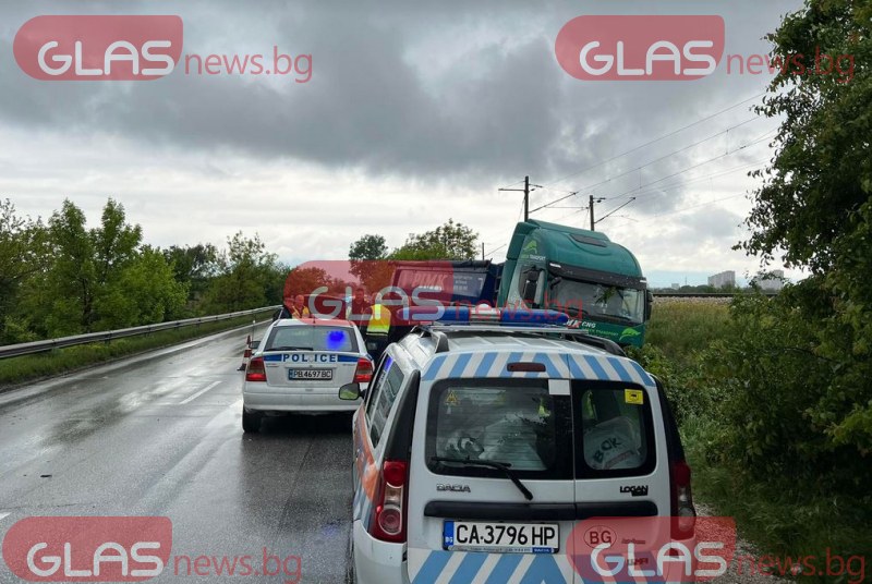 Катастрофа между кола на НСО и камион край Пловдив ВИДЕО + СНИМКИ