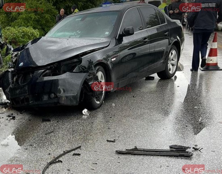 Кола от кортежа на Радев се е ударила с камион край Пловдив, има пострадали СНИМКИ