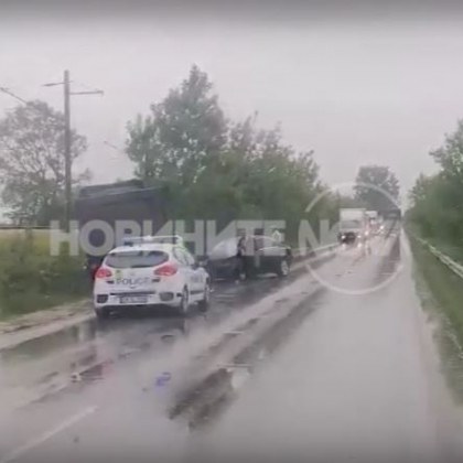 Сигнал за пътно произшествие между автомобил на НСО и камион