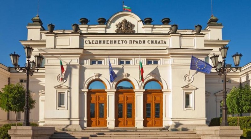 ЗА и ПРОТИВ - протестиращи окупират парламента