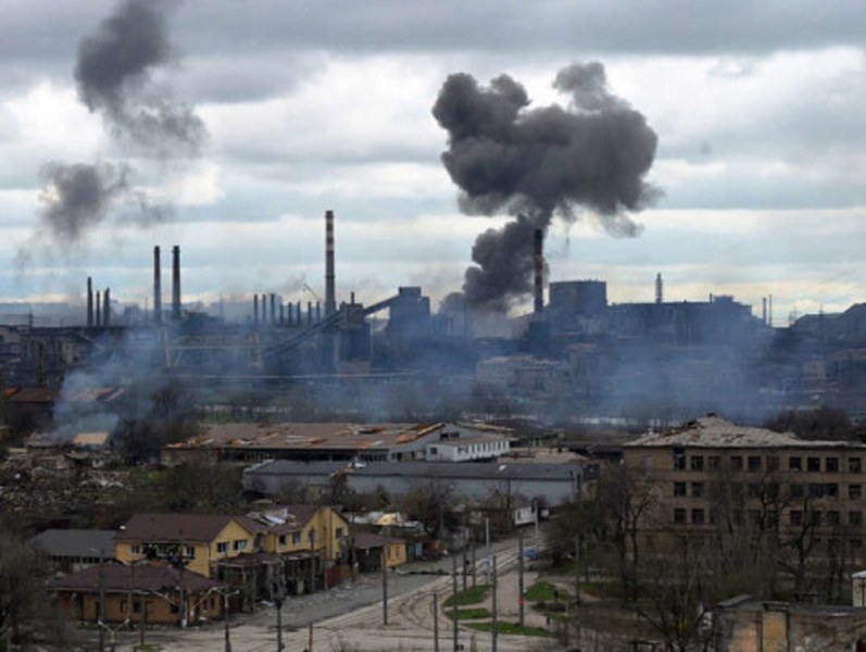 Русия унищожава позициите на Украйна в Азовстал, чува се артилерийски огън