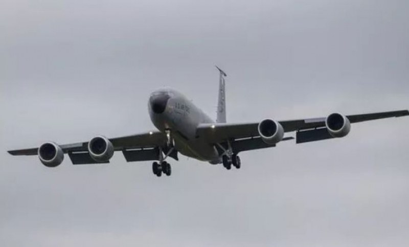 Самолет на военновъздушните сили на САЩ в небето над Англия