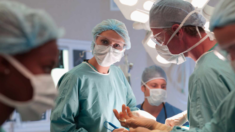 Защо хирурзите не носят бели престилки в операционните?