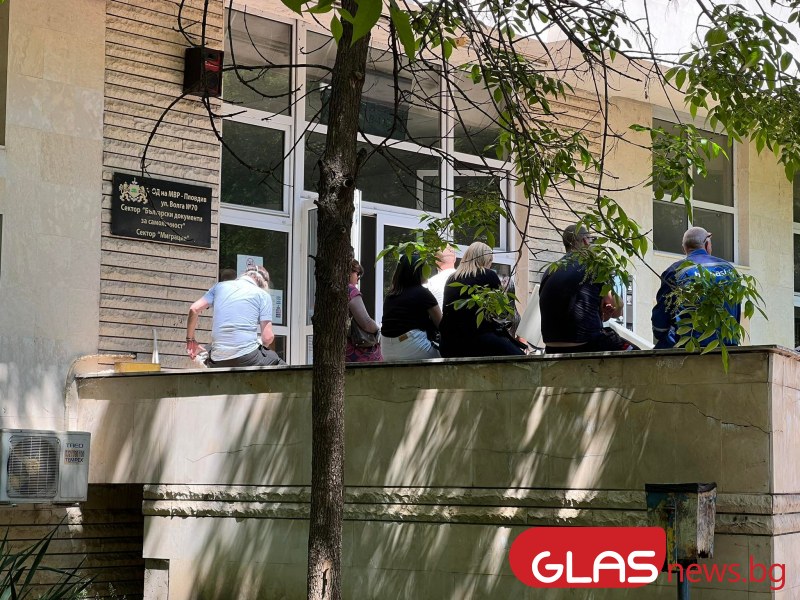100 минути чакане за паспорт в Пловдив СНИМКИ