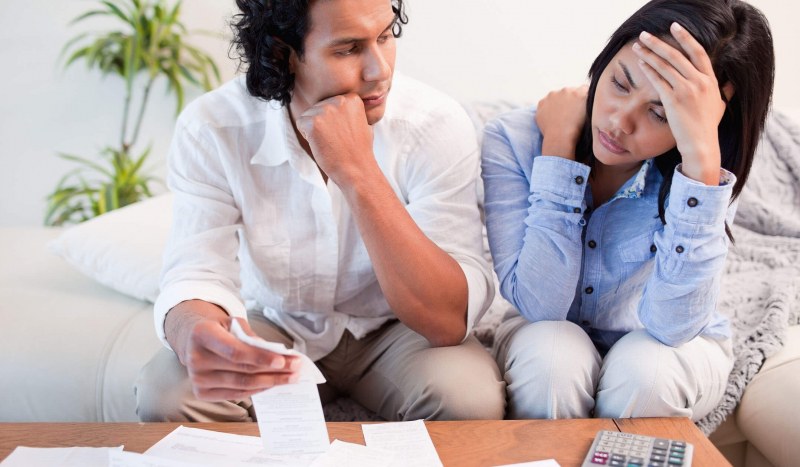 11 начина, по които той упражнява финансов тормоз във връзката
