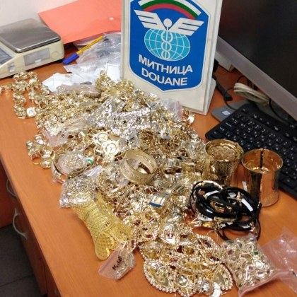 Турски гражданин е обвинен за контрабанда на златни накити за
