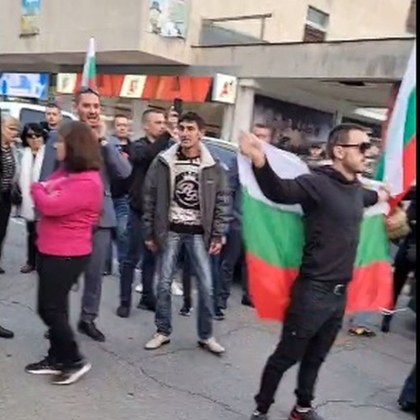 Около 100 ина горди българи са блокирали транспортния портал на