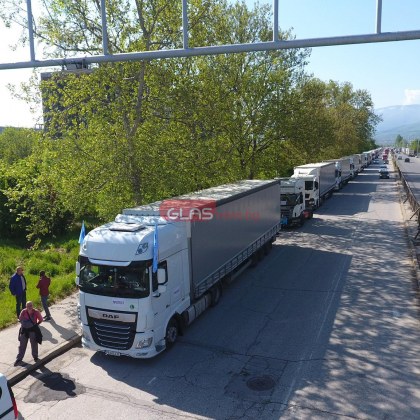 Строители от Пловдив блокират кръстовището на булевардите 6 ти септември и