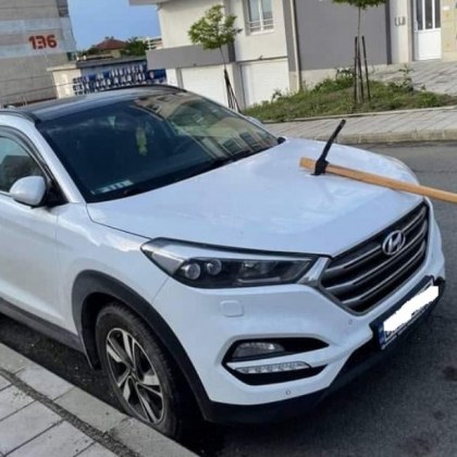 Неизвестен заби кирка в предния капак на автомобил с украинска