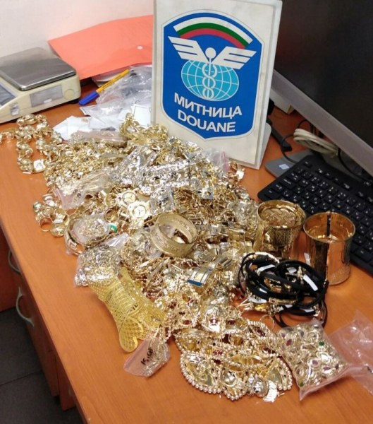 Турчин избяга с крупна сума в левове и злато за Острова