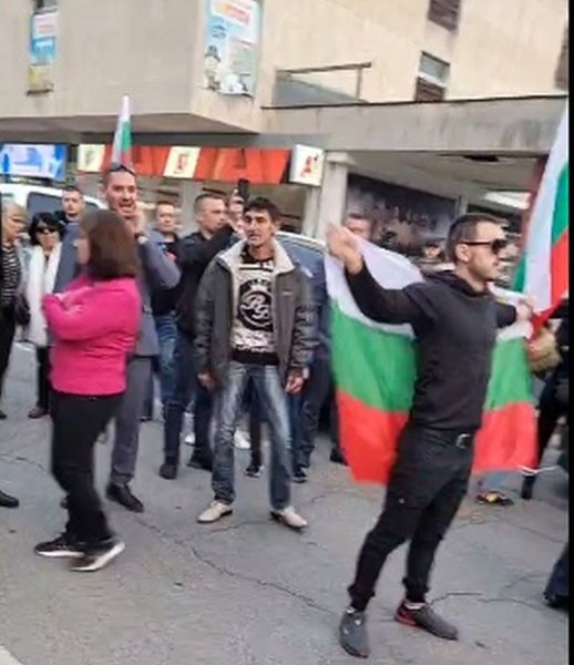 Около 100-ина горди българи са блокирали транспортния портал на завод