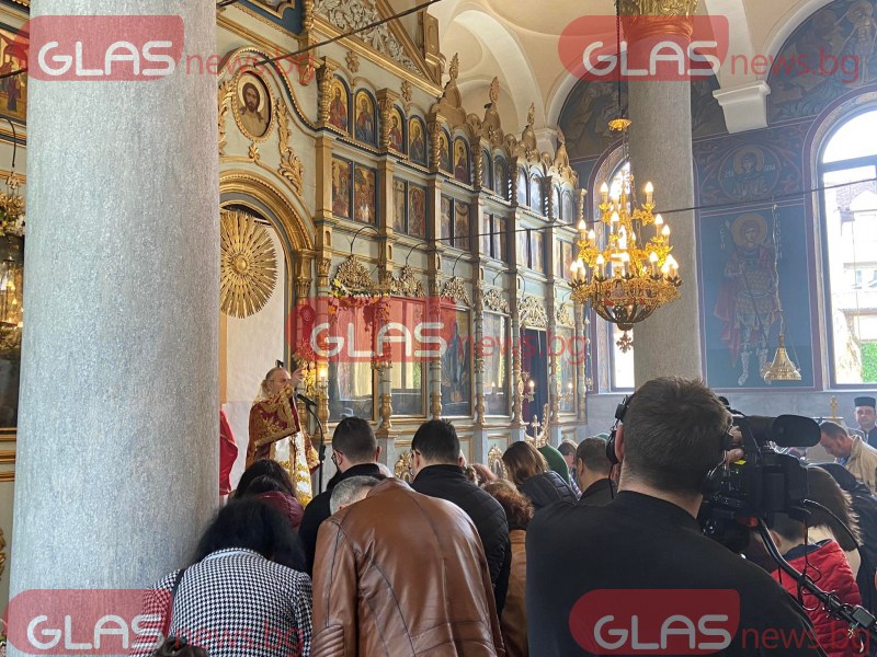 Бойко Борисов пристигна в църквата 