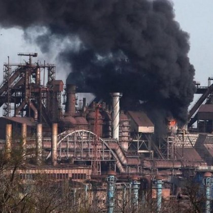 Петдесет цивилни бяха евакуирани днес от металургичния комбинат Азовстал в