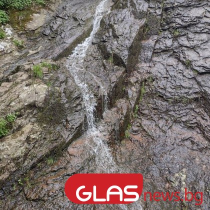 Устинския водопад се намира в северните скатове на Родопите над