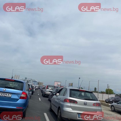 Читатели на GlasNews bg съобщават за огромно задръстване започващо още от кръстовището