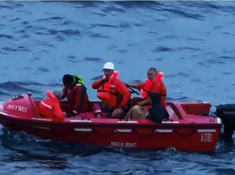 Български моряци спасиха живота на трима от потъваща яхта