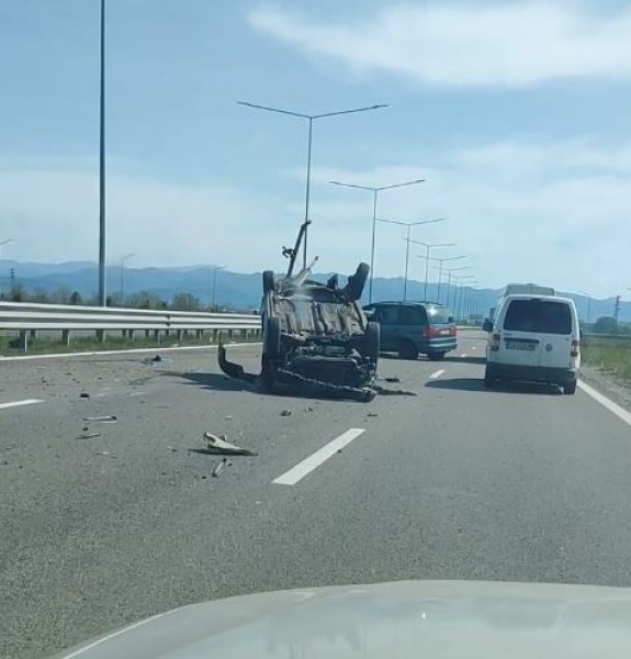 Две коли се блъснаха до София, едната е по таван СНИМКА