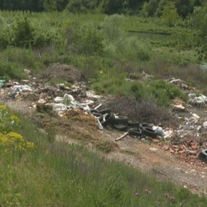 Отново тонове отпадъци плуват в река Искър Повече от година