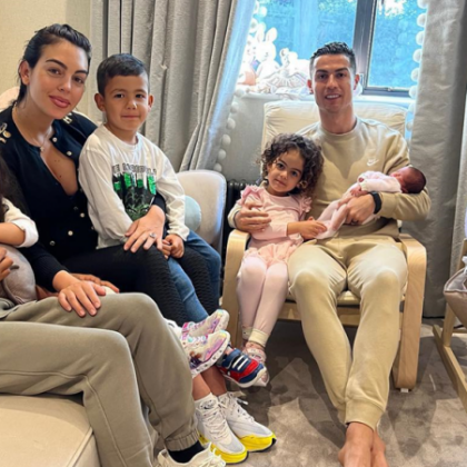 Джорджина Родригес годеница на нападателя на Манчестър Юнайтед Кристиано Роналдо кръсти новородената