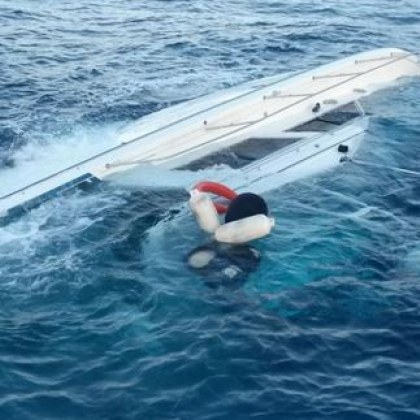 Най малко 44 мигранти се удавиха днес след като лодката им