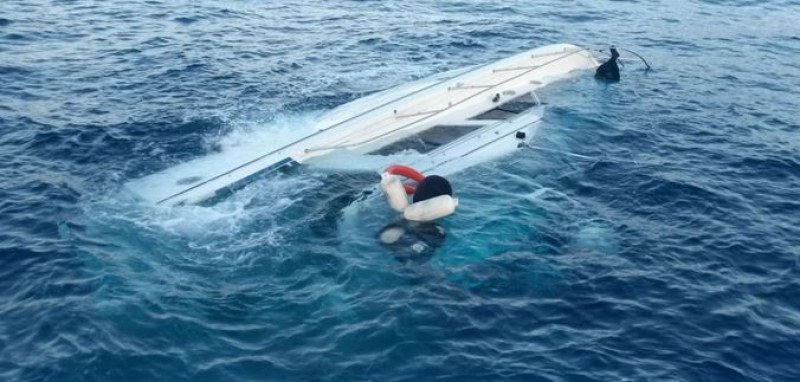 Най-малко 44 мигранти се удавиха днес, след като лодката им