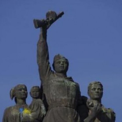 С дрон изляха боя върху Паметника на съветската армия