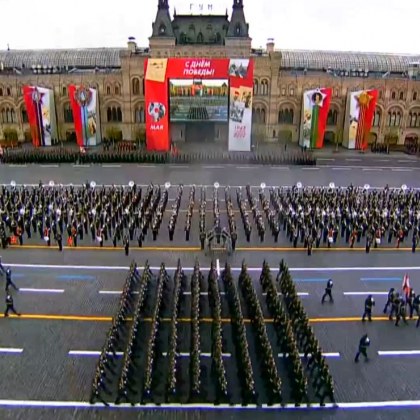Русия демонстрира сила и мощ на Червения площад в Москва