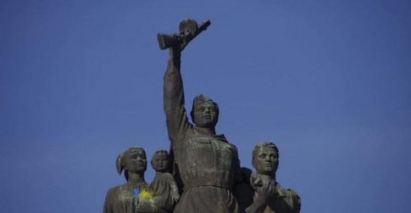 С дрон изляха боя върху Паметника на съветската армия