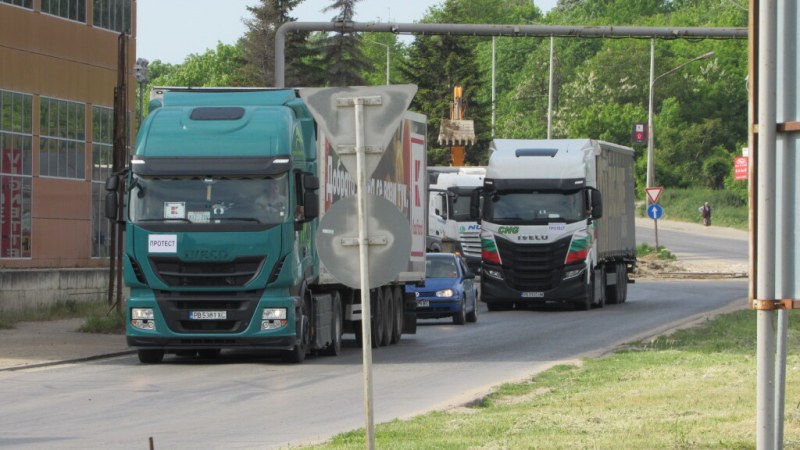 Протест на превозвачите се състоя и в Русе. Камионите направиха