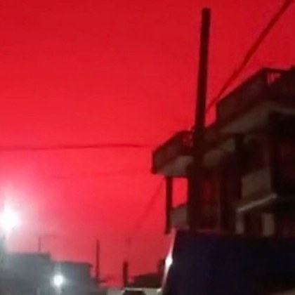 Страховито кървавочервено небе над Шанхай е предизвикало страх сред гражданите