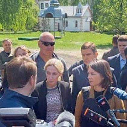 Германският външен министър Аналена Бербок пристигна в Украйна на внезапно посещение Това