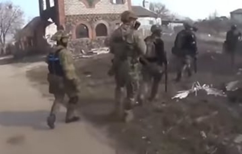 В Мариупол, почти изцяло превзет от руските войски, продължават уличните