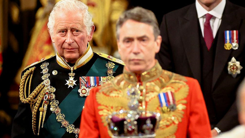 Елизабет II предава кралските правомощия на принц Чарлз