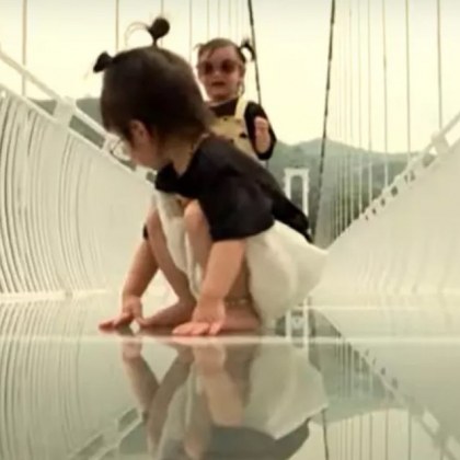 Най дългият стъклен мост в света беше отворен за всички пътници