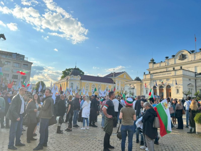 Протест на партия „Възраждане” блокира движението в центъра на София.